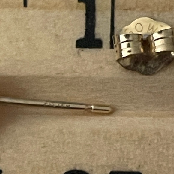 14kt solid yellow gold saltwater white akoya? pearl solitaire stud earrings - Picture 4 of 7